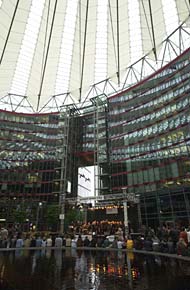 Premiere: Berlins erste Gospelbühne im Sony-Center. Zum Vergrößern auf das Foto klicken. (Foto: Raimund Müller)  
