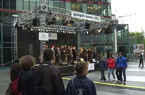 Premiere: Berlins erste Gospelbühne im Sony-Center. Zum Vergrößern auf das Foto klicken. (Foto: Raimund Müller) 