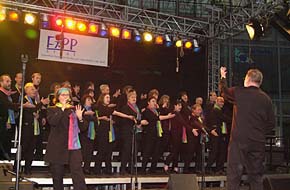 Der Chor "GospelBoot" zeigte wie vielfältig Gospel klingen kann. Zum Vergrößern auf das Foto klicken. (Foto: Raimund Müller)