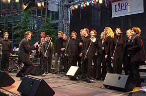 Der Chor "Spirited" zeigte wie vielfältig Gospel klingen kann. Zum Vergrößern auf das Foto klicken. (Foto: Raimund Müller)