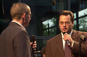 Moderator Stefan Förner mit einem Vertreter der Pax-Bank eG. Zum Vergrößern auf das Foto klicken. (Foto: Raimund Müller)